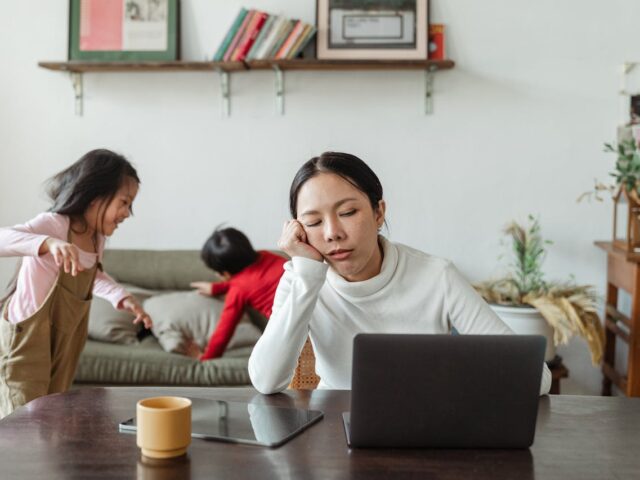 Burnout Materno: 10 Sinais de que Você Está no Limite (E o que Fazer)